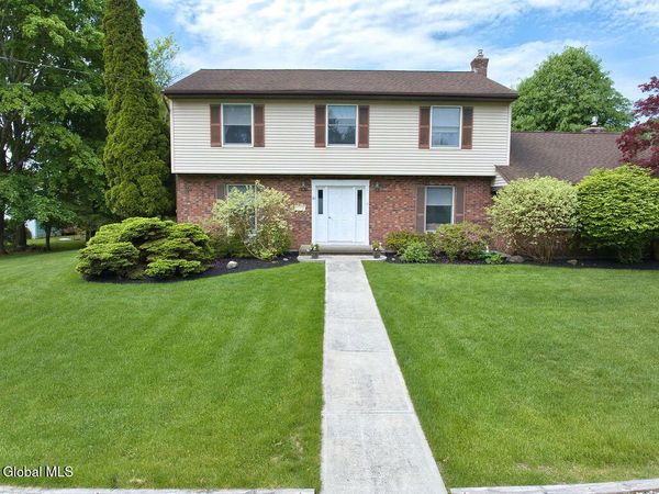 31 Crestwood Lane, Delmar, NY 12054