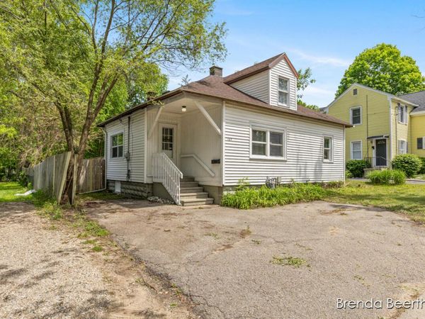 165 E Division Street NE, Rockford, MI 49341