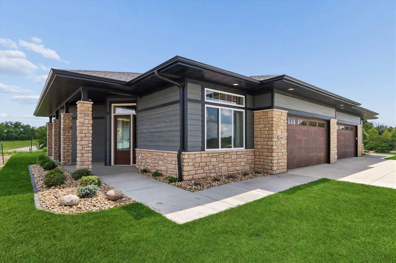 1903 Country Club Dr, Coralville, IA 52241 Main Photo