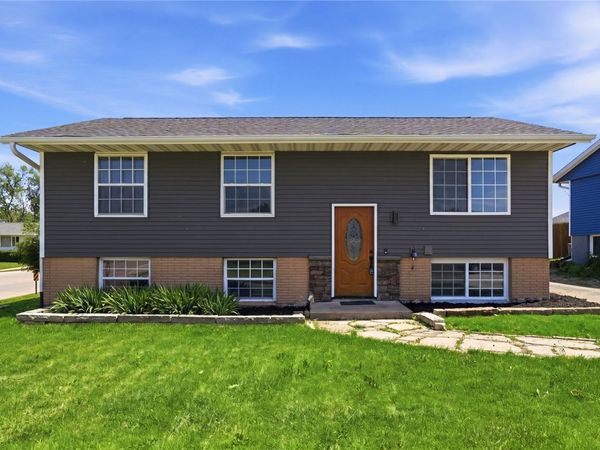 3305 Dunham Dr SW, Cedar Rapids, IA 52404