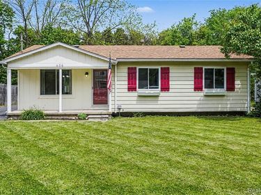 606 Hickory Street , Fenton, MI 48430