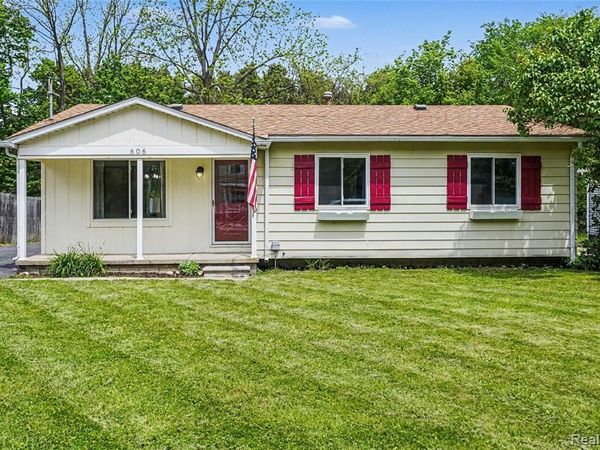 606 Hickory Street , Fenton, MI 48430