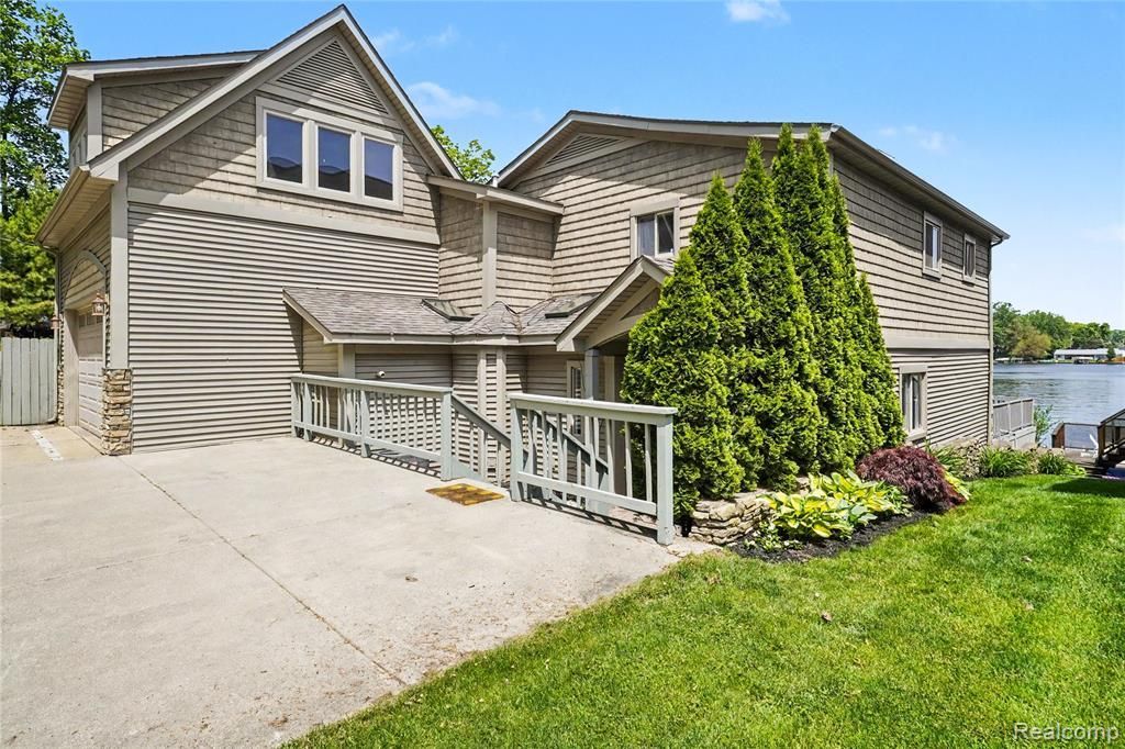8390 Peninsular Drive, Argentine Township, MI 48430 Main Photo