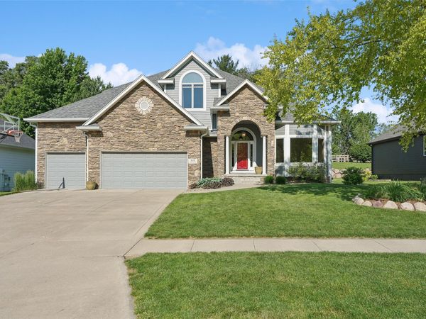 910 SE Brentwood Drive , Waukee, IA 50263