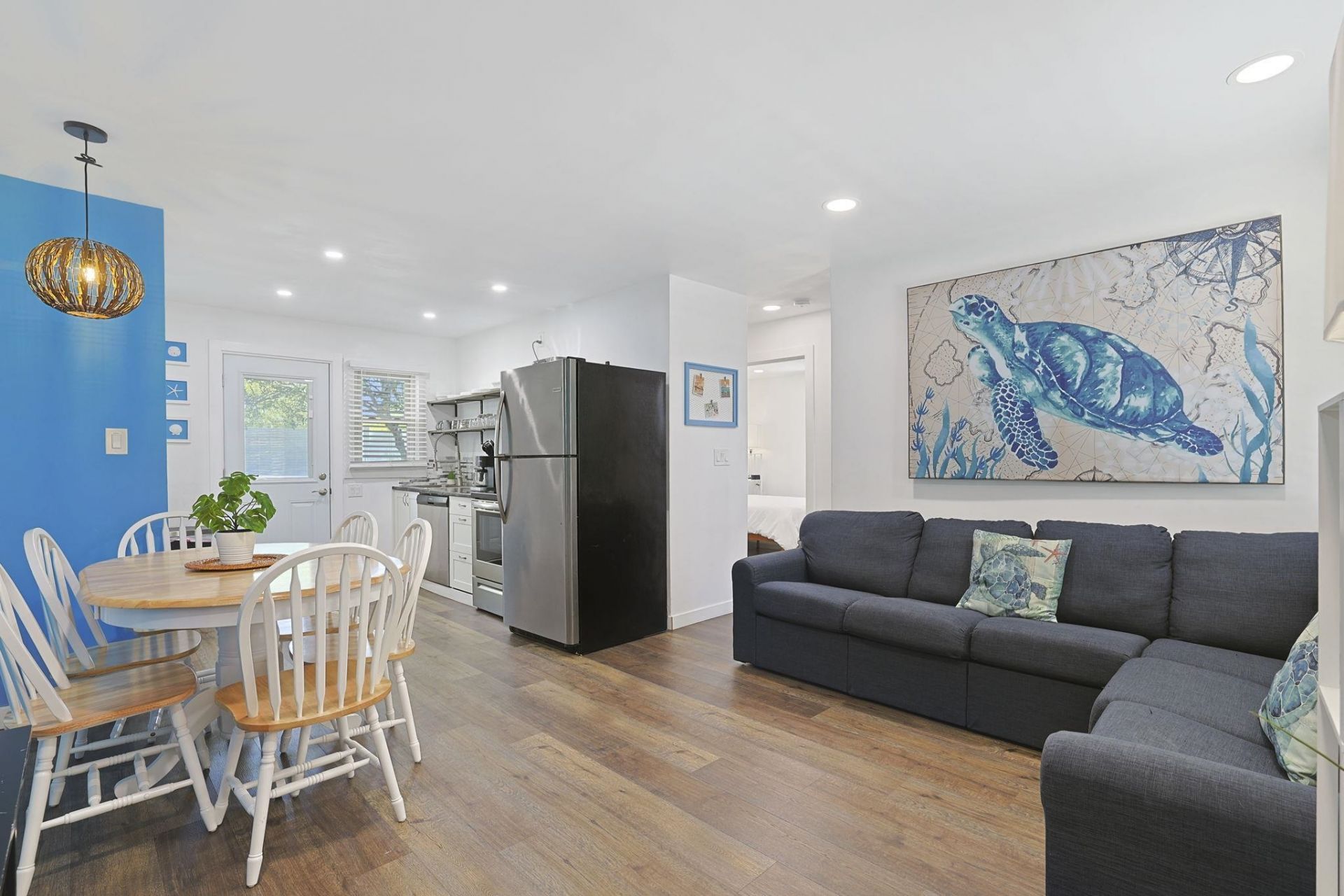 4610 Seaview St.  Photo 4