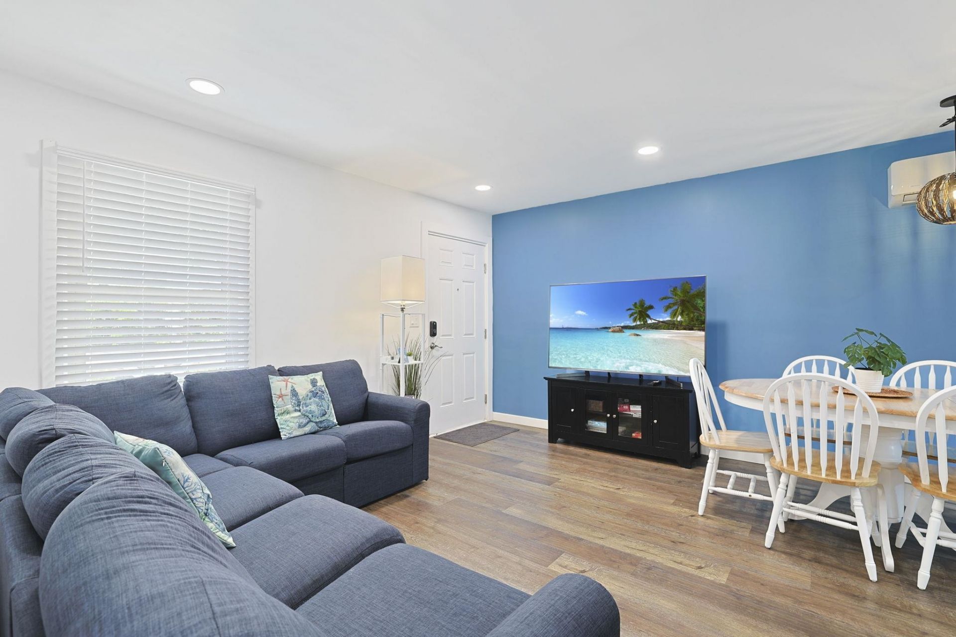 4610 Seaview St.  Photo 5