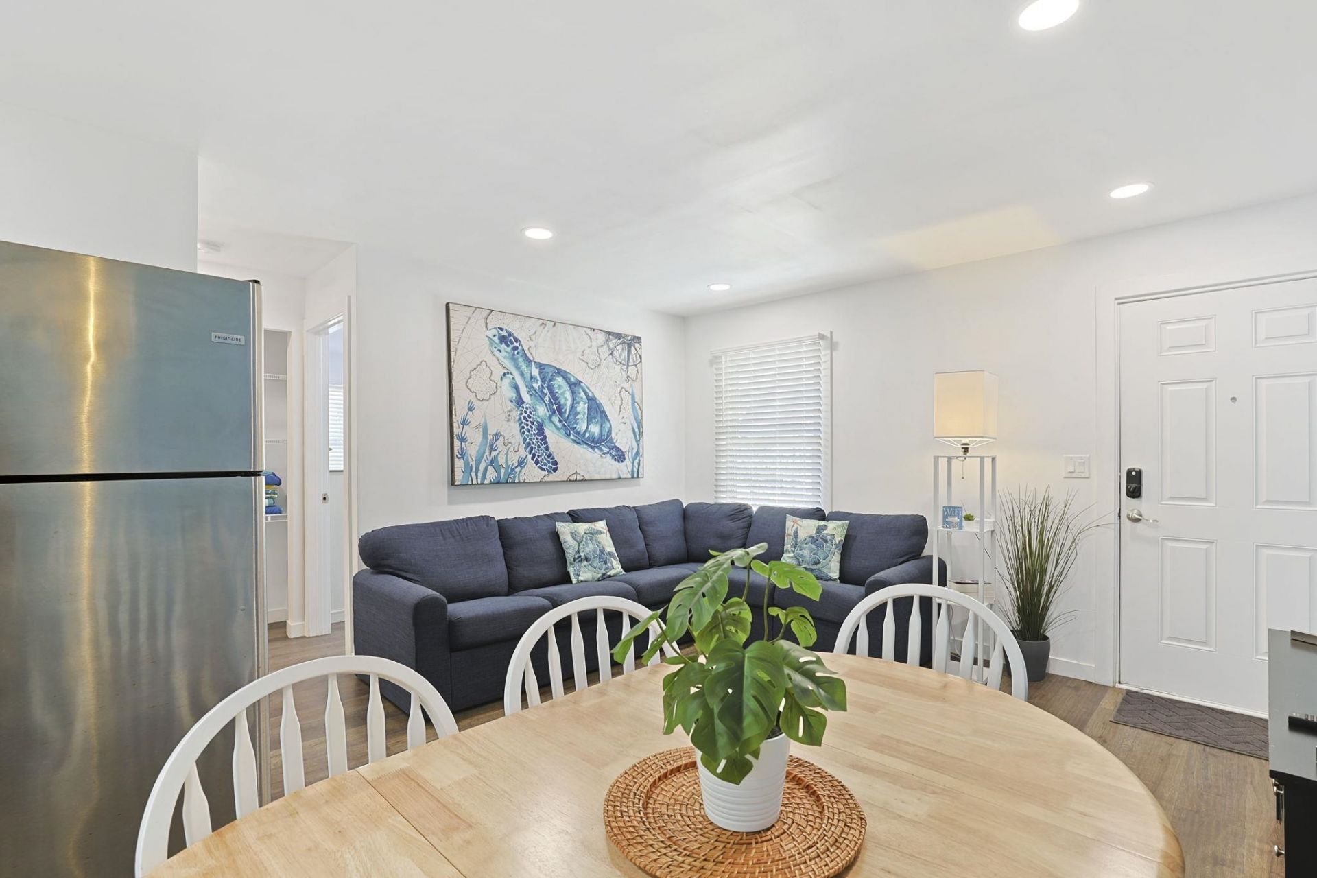4610 Seaview St.  Photo 6