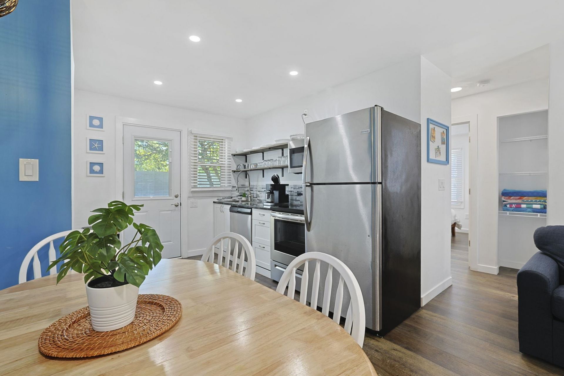 4610 Seaview St.  Photo 7