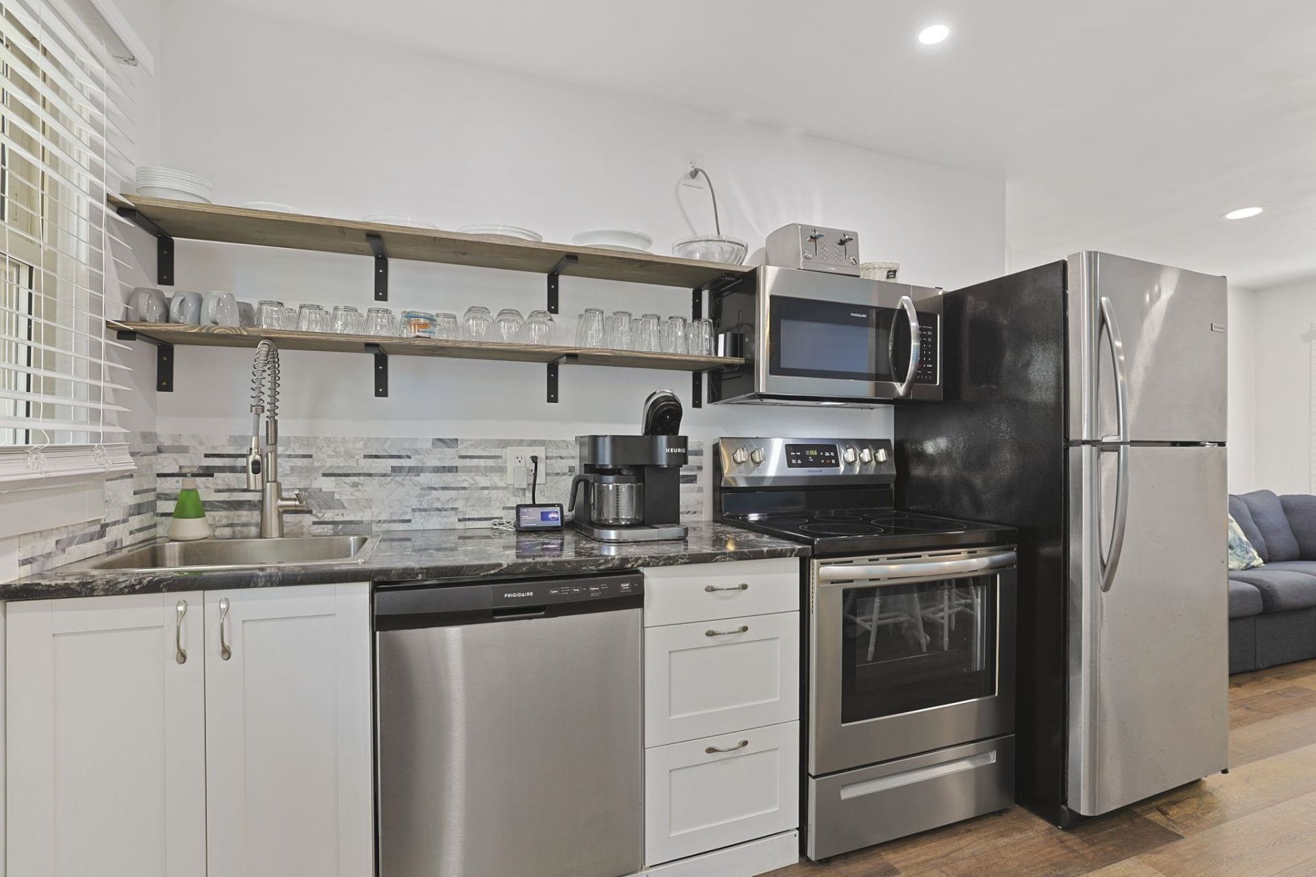 4610 Seaview St.  Photo 8