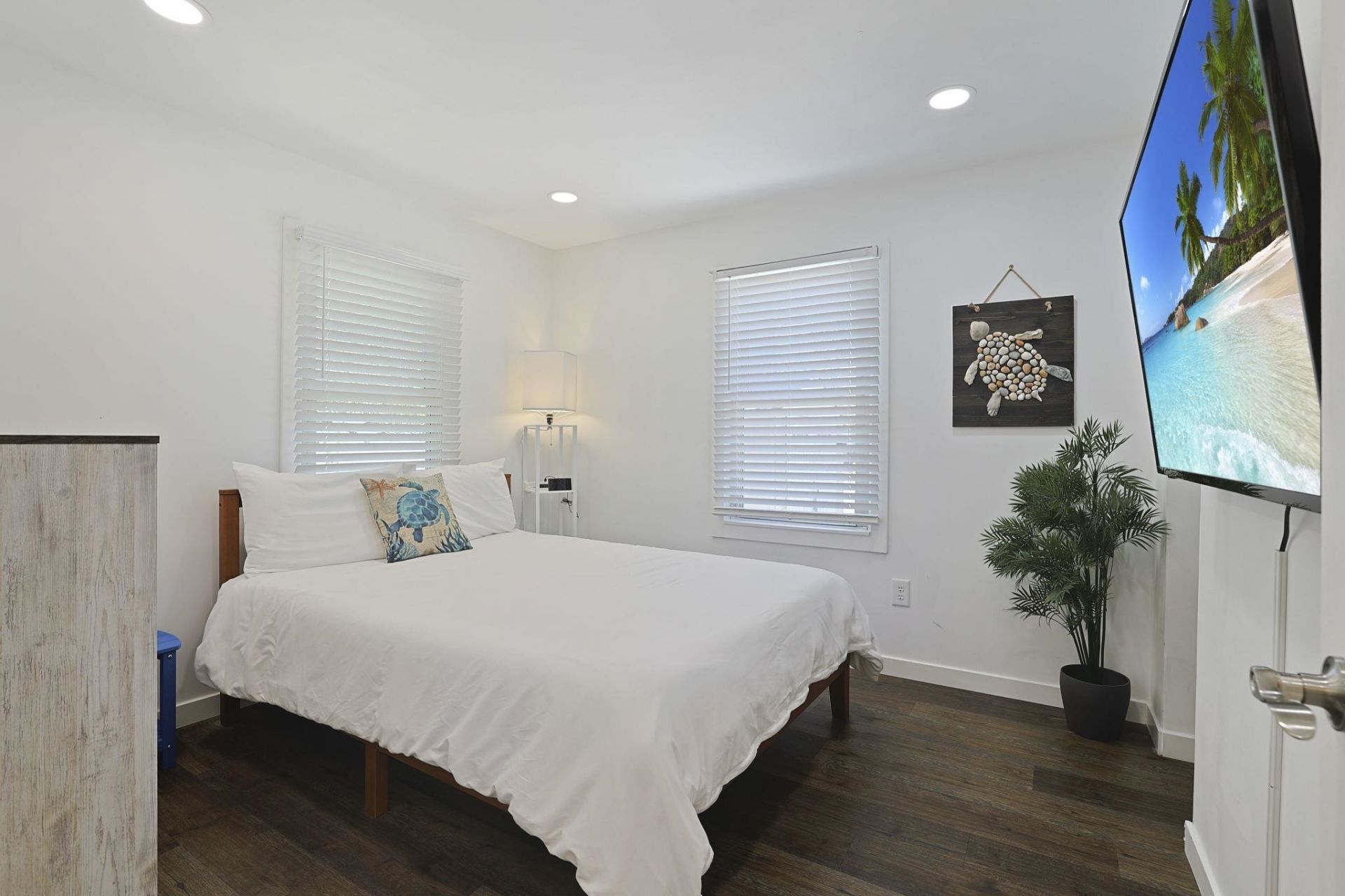 4610 Seaview St.  Photo 9