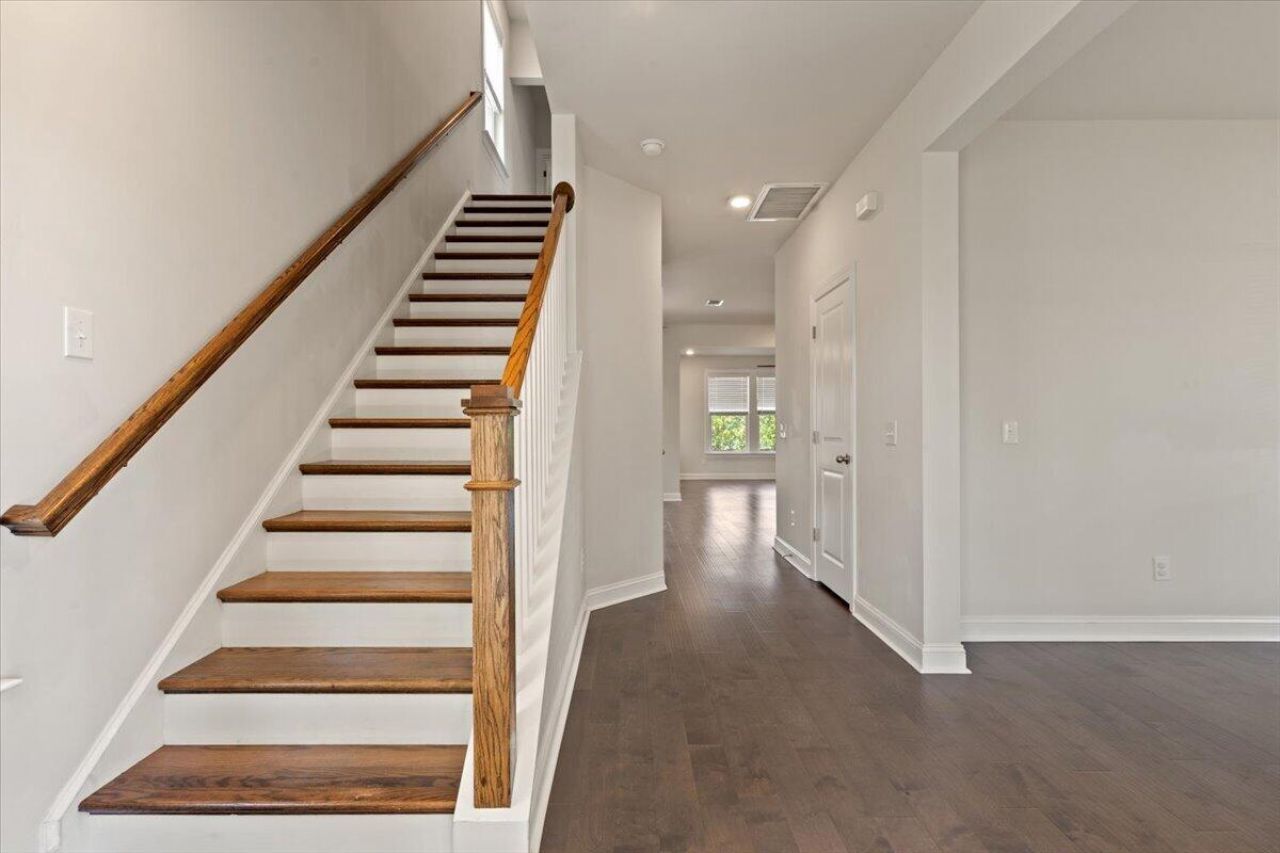 489 Spring Hollow Drive Photo 8