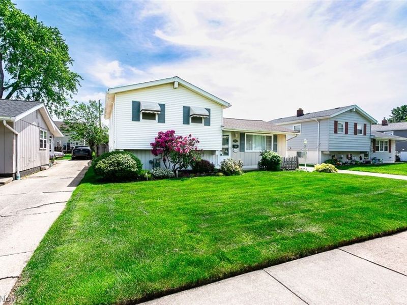6379 Edgehurst Drive , Brook Park, OH 44142 Photo 5