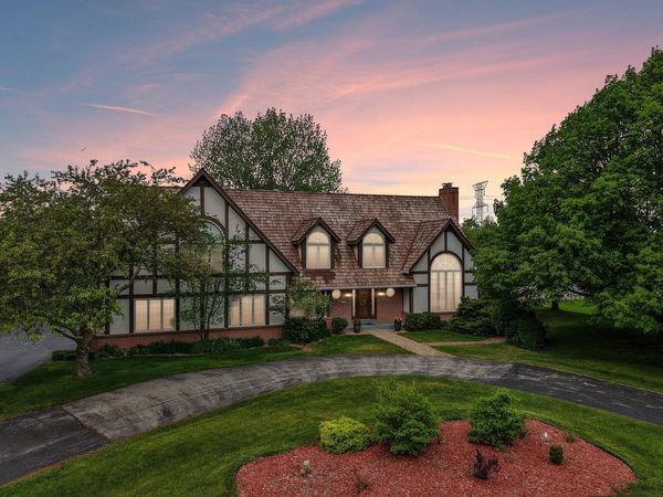 2385 Buckingham Pl, Brookfield, WI 53045