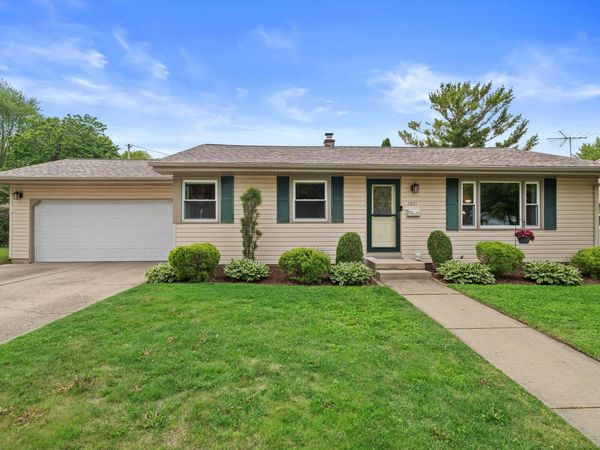 1971 Cascade Dr, Waukesha, WI 53188