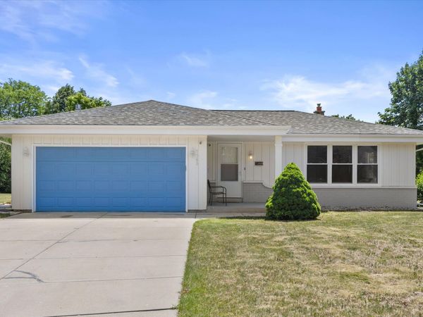 7360 W Brunn Dr, Franklin, WI 53132