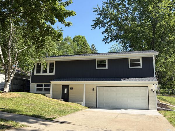 1717 Sunset RIdge Dr W, West Bend, WI 53090