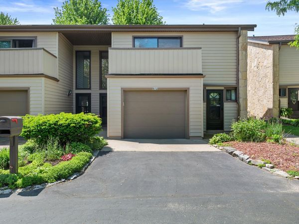 972 Valentine Rd, Oconomowoc, WI 53066