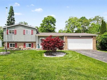 829 Holly Bush Drive , Holly Vlg, MI 48442