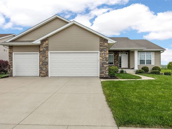 3025 Ridgeview Dr , Ely, IA 52227