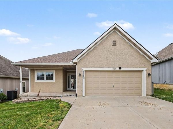 12216 N Pomona Lane, Kansas City, MO 64163