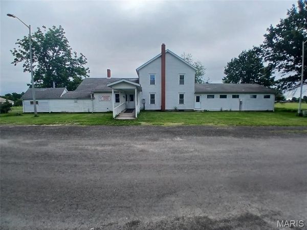 1212 Pineda Ln , Staunton, IL 62088