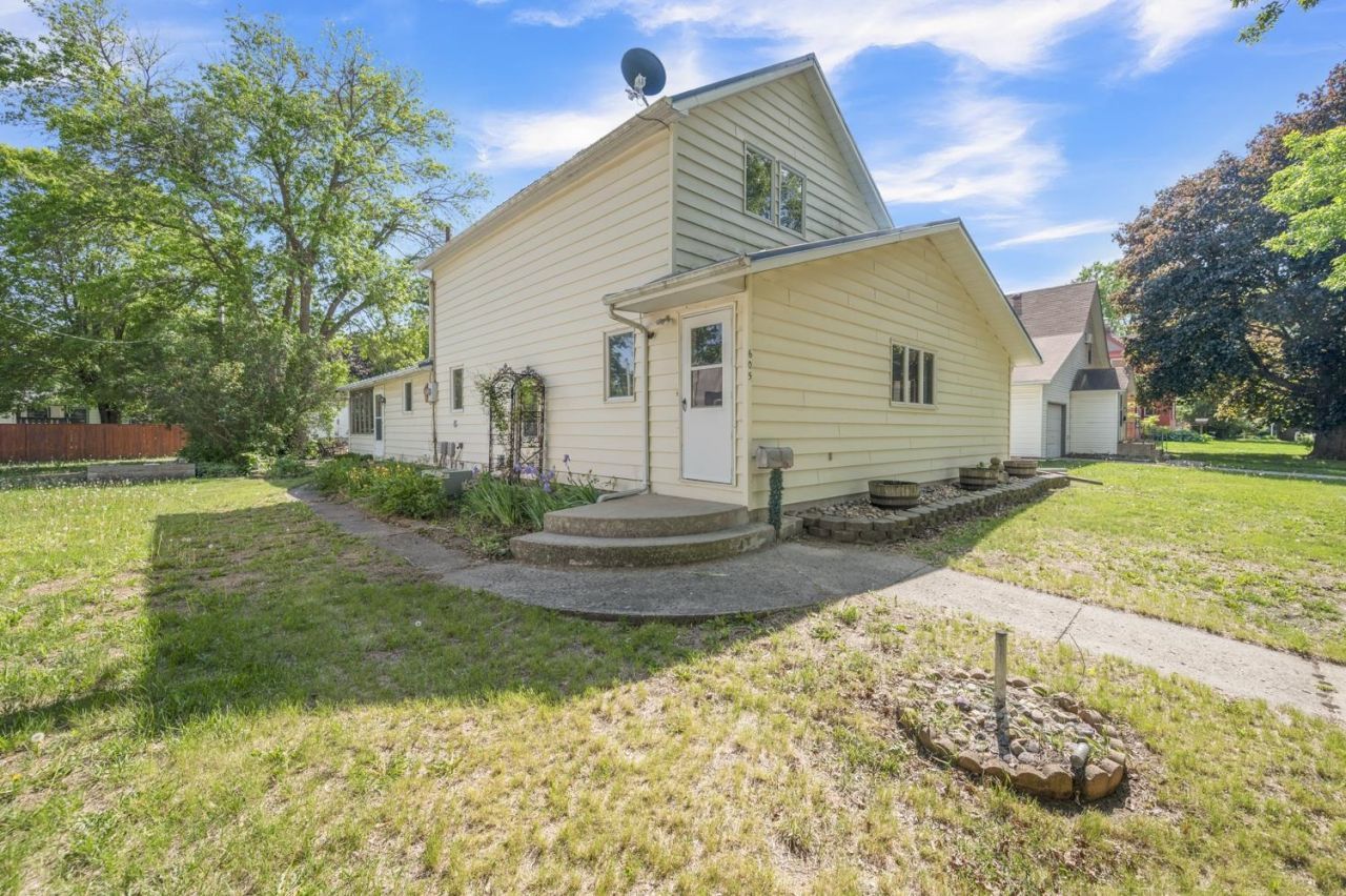 605 20th St, Spirit Lake, IA 51360 Main Photo