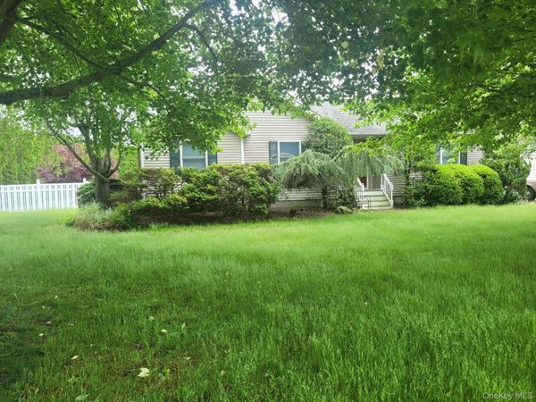 312 Riley Avenue, Baiting Hollow, NY 11933