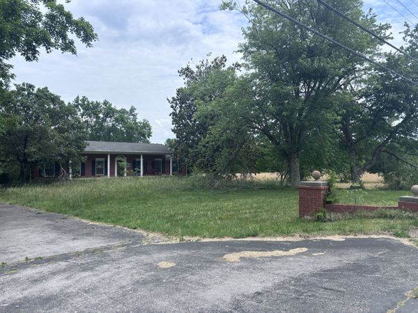 1229 N 1st St , Westmoreland, TN 37186