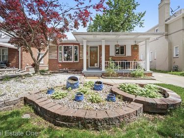 15274 Regina Avenue , Allen Park, MI 48101
