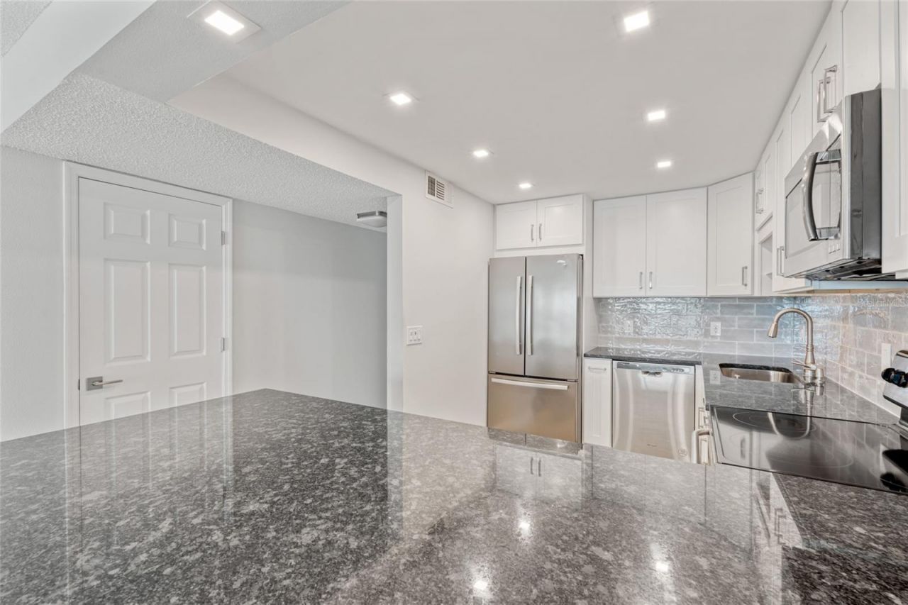 51 Island Way, Unit 411, Clearwater Beach, FL 33767 Photo
