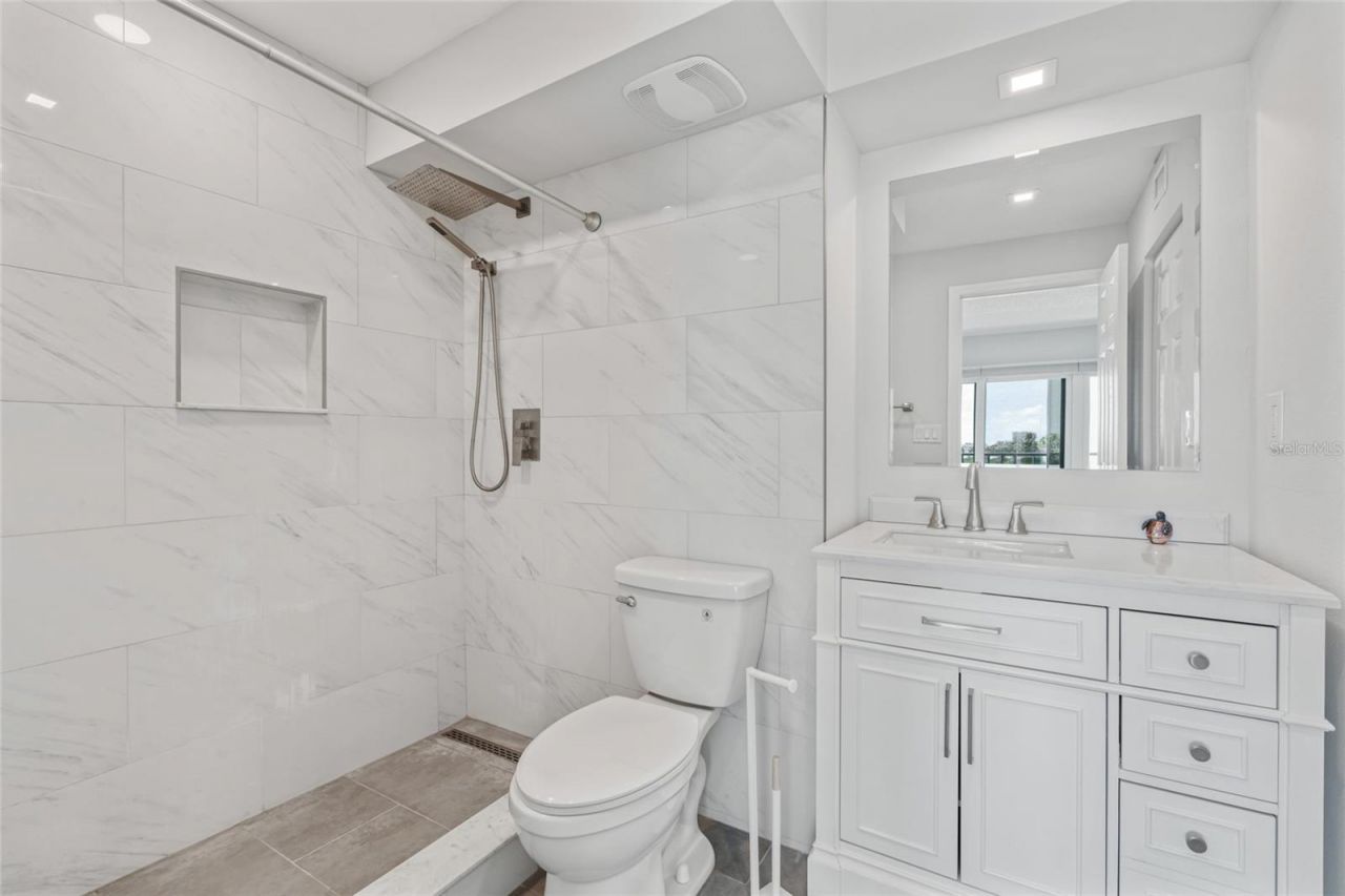 51 Island Way, Unit 411, Clearwater Beach, FL 33767 Photo