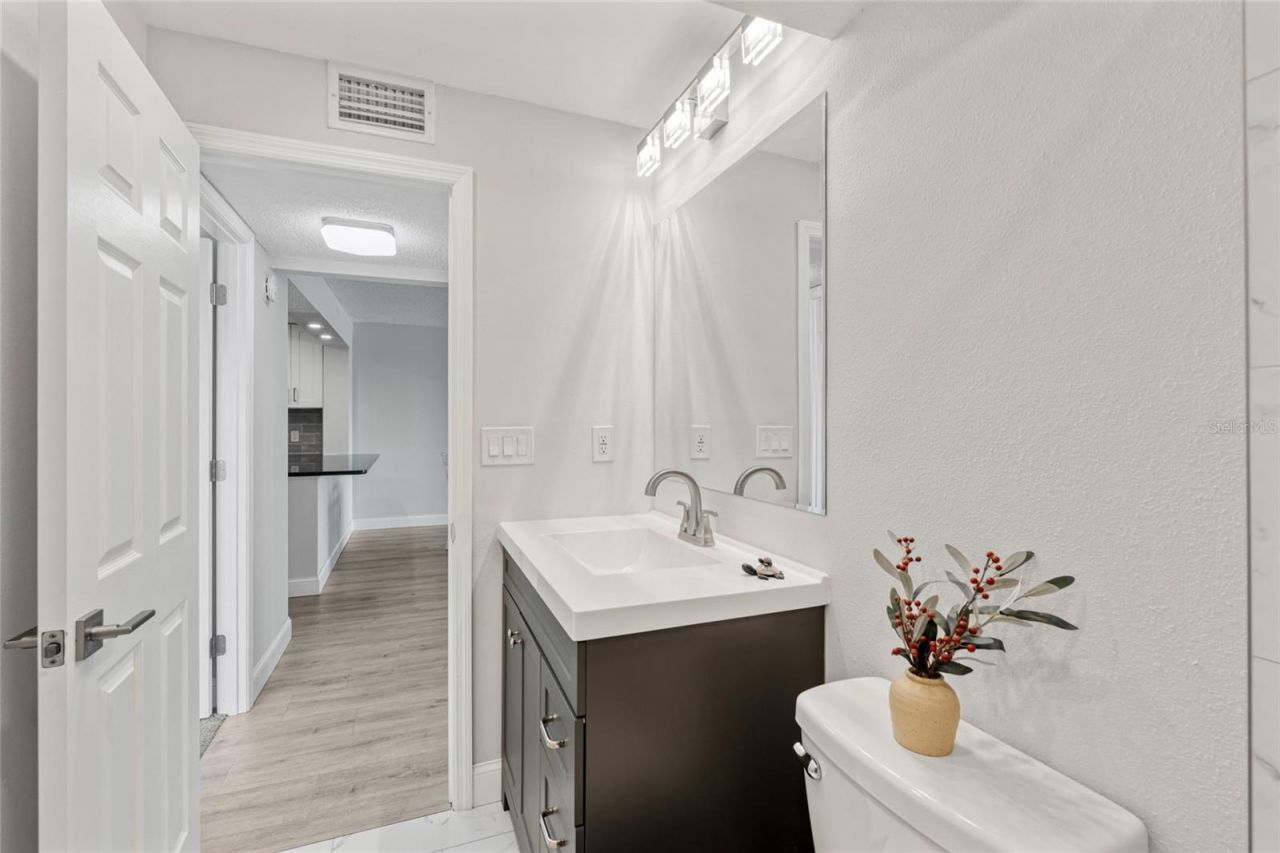 51 Island Way, Unit 411, Clearwater Beach, FL 33767 Photo