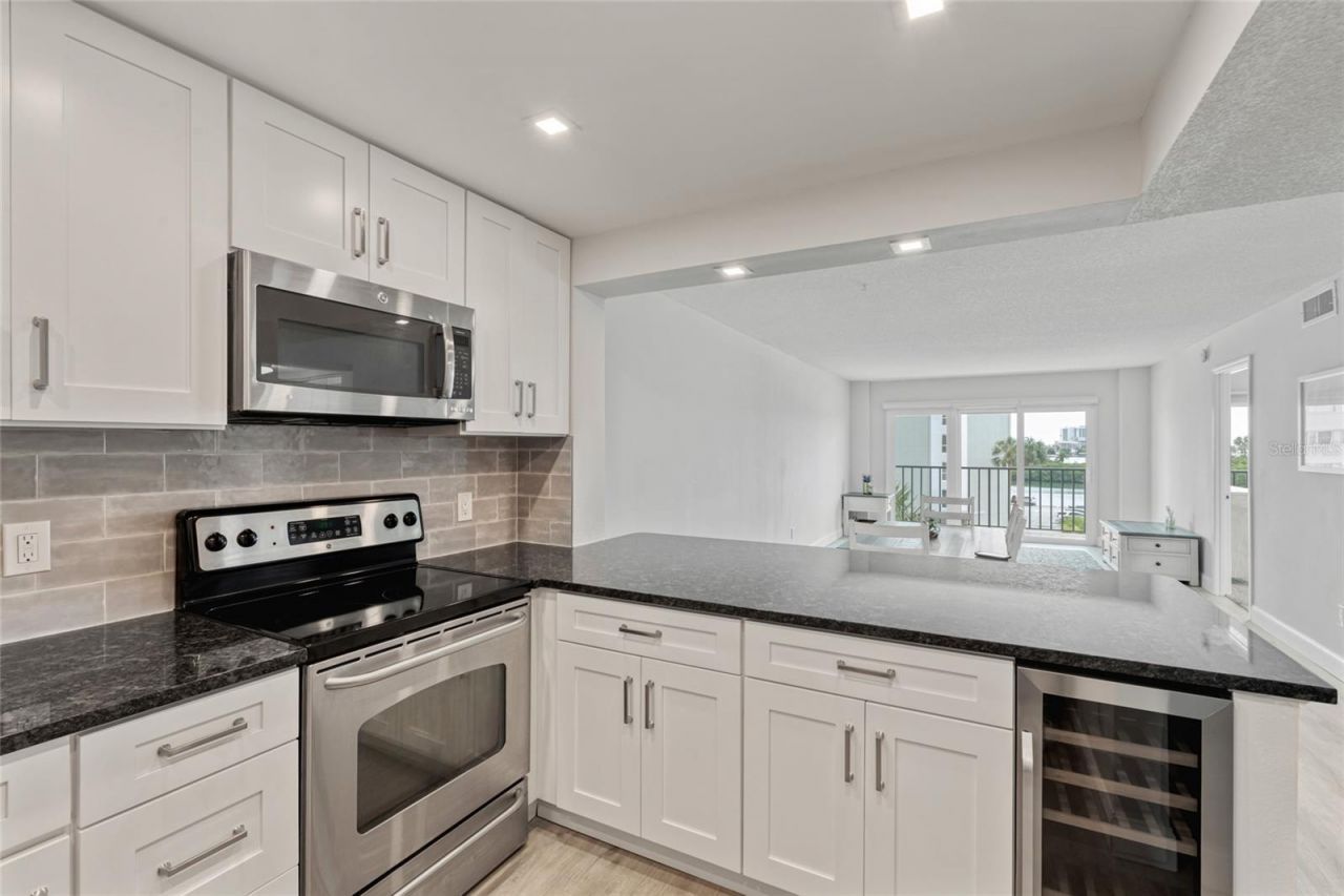 51 Island Way, Unit 411, Clearwater Beach, FL 33767 Photo