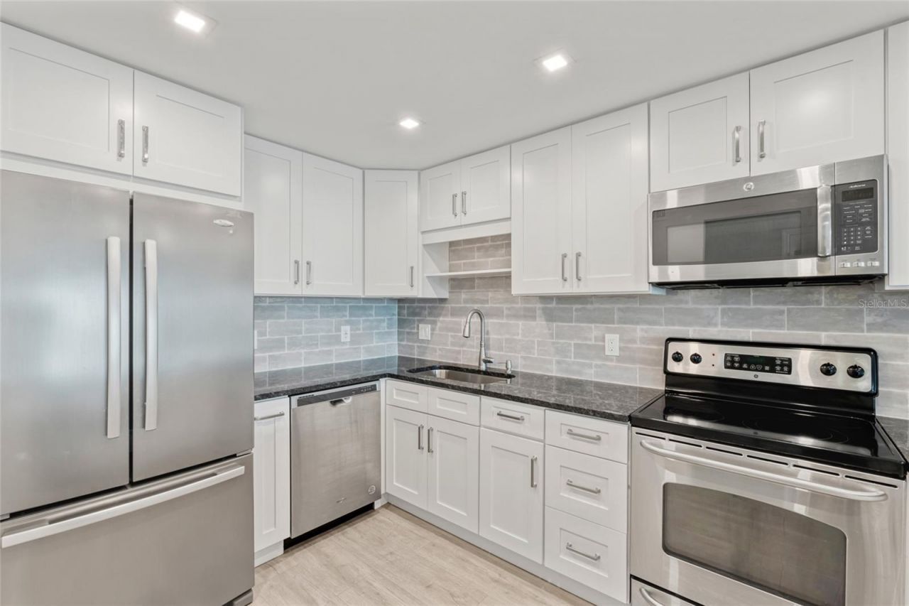 51 Island Way, Unit 411, Clearwater Beach, FL 33767 Photo