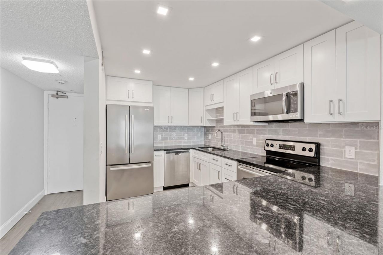 51 Island Way, Unit 411, Clearwater Beach, FL 33767 Photo