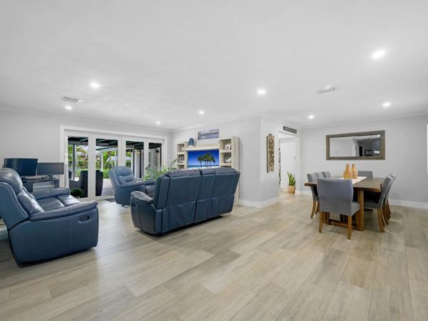 6850 NW 7th Street, Plantation, FL 33317