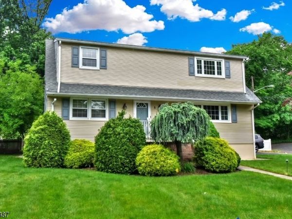 8 Royal Ave, Hawthorne, NJ 07506
