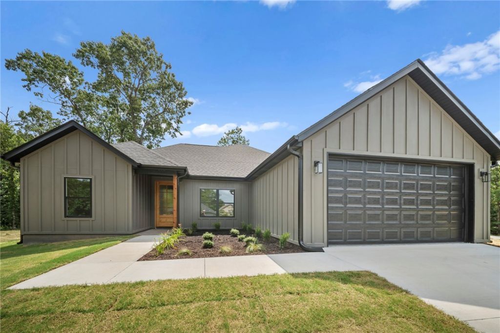 2 Boswell Drive, Bella Vista, AR 72715 Main Photo