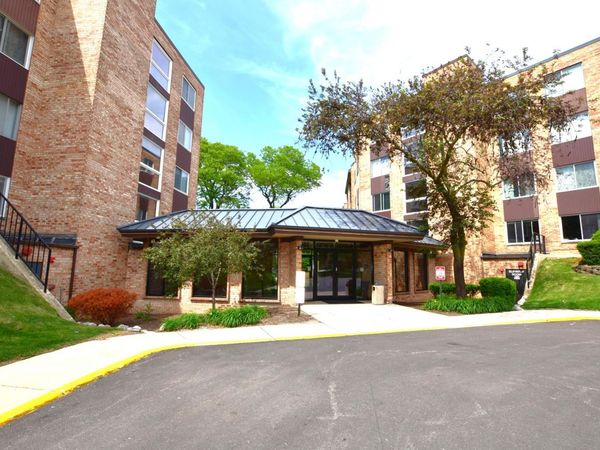 500 W Huntington Commons Road, Unit 157, Mount Prospect, IL 60056