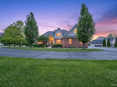 8746 N Hills Court , Hartland Twp, MI 48843