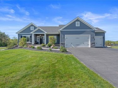 4501 Hollyshire, Clay, NY 13041