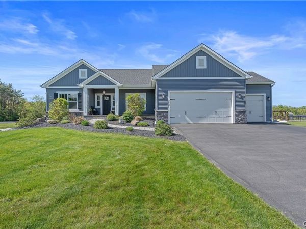 4501 Hollyshire, Clay, NY 13041