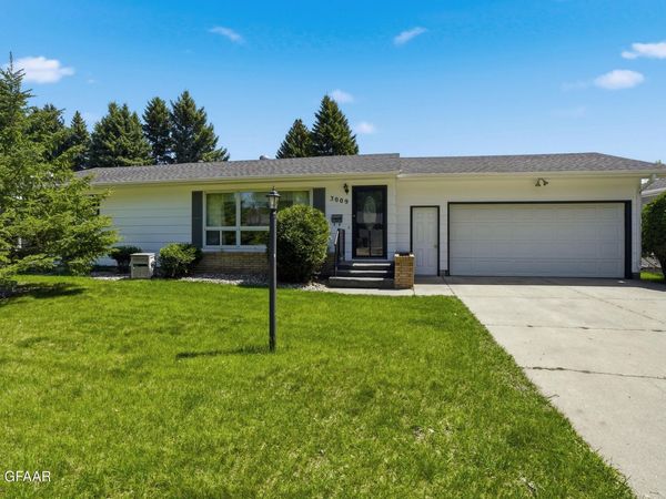 3009 CLOVER Drive , Grand Forks, ND 58201
