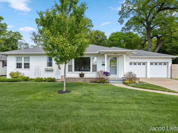 2658 Carlton Avenue NE, Grand Rapids, MI 49505