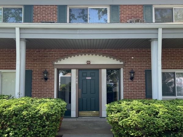 706 E Algonquin Road, Unit 204, Arlington Heights, IL 60005