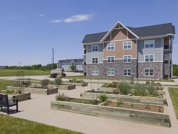 2592 MIDDLE Road , Unit 313, Bettendorf, IA 52722