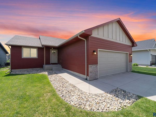 2221 S Creekview Ave, Sioux Falls, SD 57106