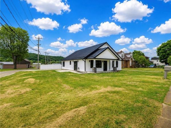1545 Roanoke Avenue, Uhrichsville, OH 44683
