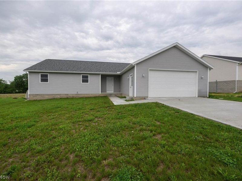 10952 Madlyn Street NE, Bolivar, OH 44612 Photo 2