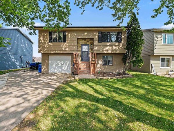 4805 W Saint James Dr, Sioux Falls, SD 57106